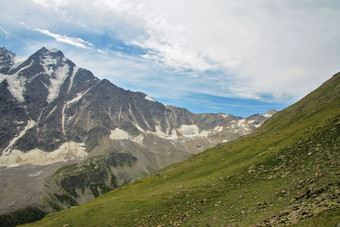 高加索地区山<strong>夏季</strong>和绿色高山草地下多云的天空北高加索地区景观8月芒特俄罗斯联合<strong>会</strong>