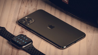 加勒斯里兰卡斯里兰卡苹果iPhone为马克斯和苹果看系列与千兆字节充电器躺平木表格奢侈品和生活方式概念