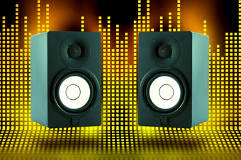 一对专业高质量监控演讲者与黄色的图形均衡器声音波背景噪音音乐和广播概念