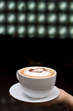 杯卡布奇诺咖啡咖啡飞碟巧克力心前女手复制空间
