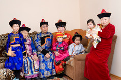 大布里亚特蒙古家庭伟大的祖母祖母儿子与妻子而且他们的孩子们国家服装