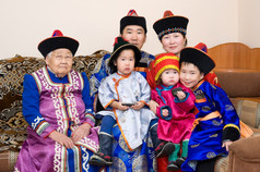 大布里亚特蒙古家庭祖母孙子与妻子而且孩子们国家服装