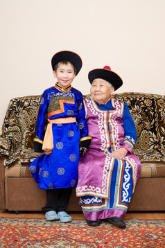 布里亚特蒙古伟大的祖母而且孙子国家服装