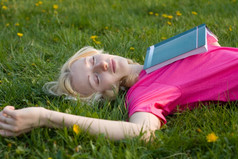 睡觉女孩与书的草