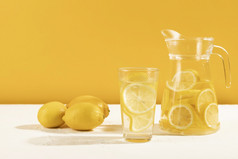 新鲜的柠檬水玻璃表格