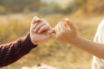 男人。女人使小指<strong>承诺</strong>决议和高质量美丽的照片男人。女人使小指<strong>承诺</strong>高质量和决议美丽的照片概念