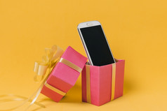 移动电话与空白屏幕粉红色的礼物盒子决议和高质量美丽的照片移动电话与空白屏幕粉红色的礼物盒子高质量和决议美丽的照片概念