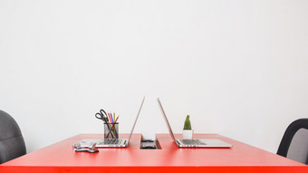 现代工作场所与两个笔记本电脑<strong>红色</strong>的表格对白色<strong>墙</strong>决议和高质量美丽的照片现代工作场所与两个笔记本电脑<strong>红色</strong>的表格对白色<strong>墙</strong>高质量和决议美丽的照片概念