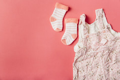 一对袜子婴儿衣服明亮的彩色的背景决议和高质量美丽的照片一对袜子婴儿衣服明亮的彩色的背景高质量和决议美丽的照片概念