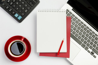 红色的咖啡杯计算器螺旋记事本铅笔移动PC白色背景决议和高质量美丽的照片红色的咖啡杯计算器螺旋记事本铅笔移动PC白色背景高质量和决议美丽的照片概念