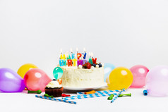 美味的蛋糕与浆果快乐生日标题附近色彩鲜艳的气球决议和高质量美丽的照片美味的蛋糕与浆果快乐生日标题附近色彩鲜艳的气球高质量和决议美丽的照片概念