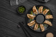 传统的亚洲饺子板与筷子草本植物决议和高质量美丽的照片传统的亚洲饺子板与筷子草本植物高质量和决议美丽的照片概念
