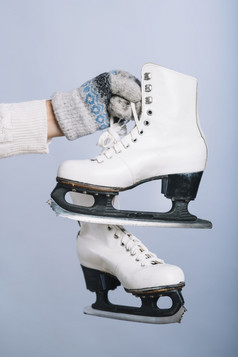 女人持有白色溜冰鞋手决议和高质量美丽的照片女人持有白色溜冰鞋手高质量和决议美丽的照片概念