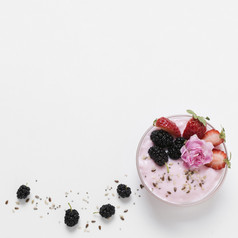 平躺水果酸奶与玫瑰决议和高质量美丽的照片平躺水果酸奶与玫瑰高质量美丽的照片概念