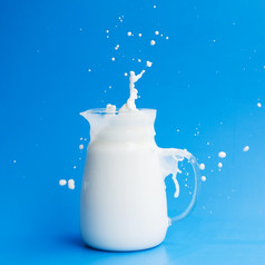 玻璃Jar完整的牛奶决议和高质量美丽的照片玻璃Jar完整的牛奶高质量美丽的照片概念