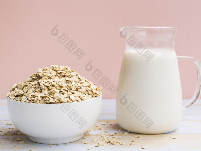 早餐与燕麦片碗牛奶决议和高质量美丽的照片早餐与燕麦片碗牛奶高质量美丽的照片概念