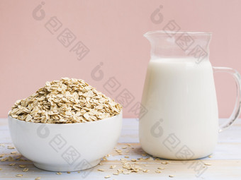 早餐与<strong>燕麦</strong>片碗牛奶决议和高质量美丽的照片早餐与<strong>燕麦</strong>片碗牛奶高质量美丽的照片概念