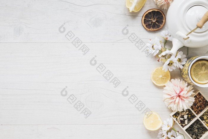 杯柠檬茶新鲜的花草本植物干茶叶子茶壶柠檬片白色木表格决议和高质量美丽的照片杯柠檬茶新鲜的花草本植物干茶叶子茶壶柠檬片白色木表格高质量美丽的照片概念