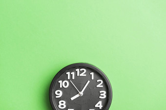 圆形黑色的时钟绿色墙背景美丽的照片圆形黑色的时钟绿色墙背景
