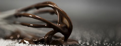关闭搅拌与融化了巧克力糖美丽的照片关闭搅拌与融化了巧克力糖