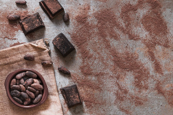 分散可可粉与巧克力<strong>块</strong>可可豆子碗美丽的照片分散可可粉与巧克力<strong>块</strong>可可豆子碗