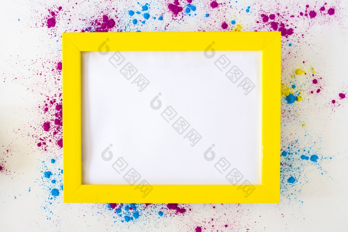 白色空白框架与黄色的边境胡里节颜色粉白色背景美丽的照片白色空白框架与黄色的边境胡里节颜色粉白色背景