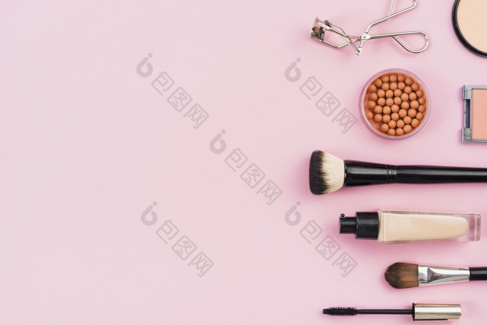 安排化妆产品粉红色的背景高决议照片安排化妆产品粉红色的背景高质量照片