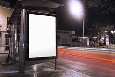 空白广告公共汽车避难所与模糊交通灯晚上高决议照片空白广告公共汽车避难所与模糊交通灯晚上高质量照片