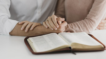 丈夫妻子阅读圣经在一起高决议照片丈夫妻子阅读圣经在一起高质量照片