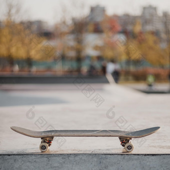 滑板在户外滑板运动场地与高决议照片滑板在户外滑板运动场地与高质量照片