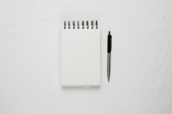 高角视图白色空白螺旋记事本与圆珠笔笔高决议照片高角视图白色空白螺旋记事本与圆珠笔笔高质量照片