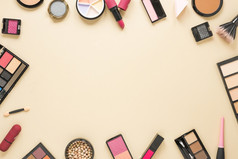 不同的化妆品类型分散米色表格高决议照片不同的化妆品类型分散米色表格高质量照片