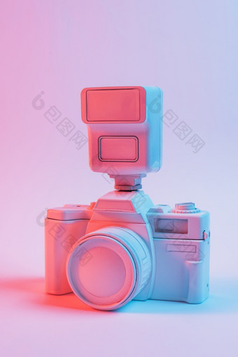 古董粉红色的画相机镜头对粉红色的背景高决议照片古董粉红色的画相机镜头对粉红色的背景高质量照片