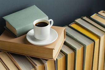 有创意的安排与不同的书咖啡高决议照片有创意的安排与不同的书咖啡高质量照片