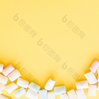 软棉花糖边缘黄色的背景高决议照片软棉花糖边缘黄色的背景高质量照片