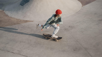 少年有有趣的滑板运动场地与滑板高决议照片少年有有趣的滑板运动场地与滑板高质量照片