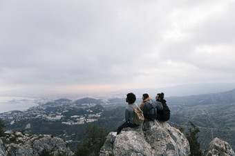 三个朋友坐着前山<strong>享</strong>受风景<strong>优</strong>美的视图高决议照片三个朋友坐着前山<strong>享</strong>受风景<strong>优</strong>美的视图高质量照片