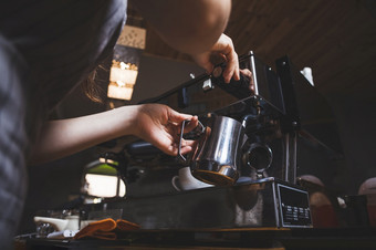 女咖啡师准备表示从咖啡机咖啡馆高决议照片女咖啡师准备表示从咖啡机咖啡馆高质量照片