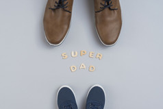 超级爸爸登记与男人。孩子们鞋子
