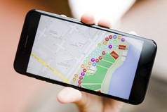 关闭人手持有智能手机与地图全球定位系统(gps)导航
