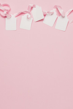 白色标签粉红色的丝带前背景与空间文本