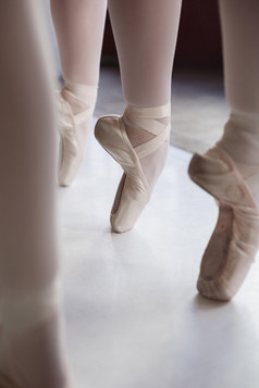 专业芭蕾舞舞者培训尖端鞋子