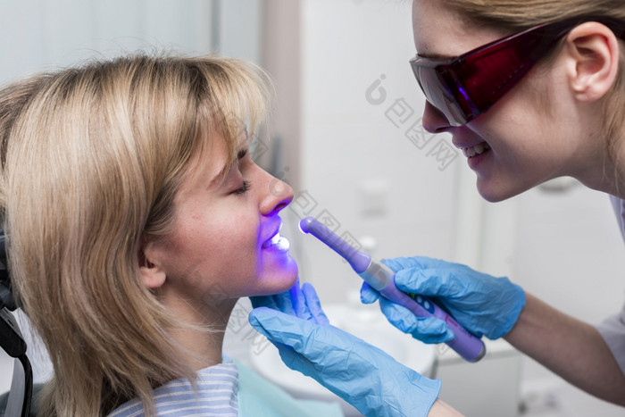 牙医执行牙齿美白