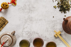 热绿色茶两个传统的中国人粘土陶瓷杯茶壶与流苏
