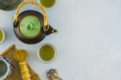 开销视图传统的中国人茶具与刷白色背景