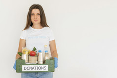 笑脸志愿者与手套持有盒子食物捐款与复制空间
