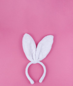白色兔子耳朵粉红色的背景
