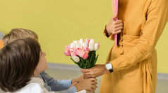 孩子们给他们的老师花束花