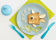 板与烤面包鱼形状与苹果