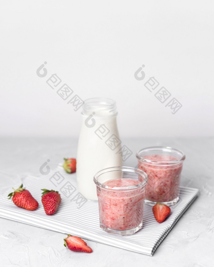 冰沙与草莓牛奶